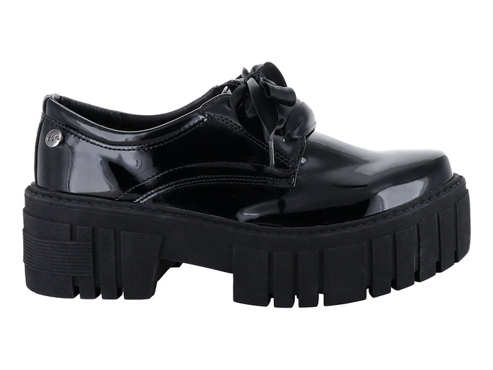 Zapato negro de charol con suela de plataforma gruesa y cordones.
