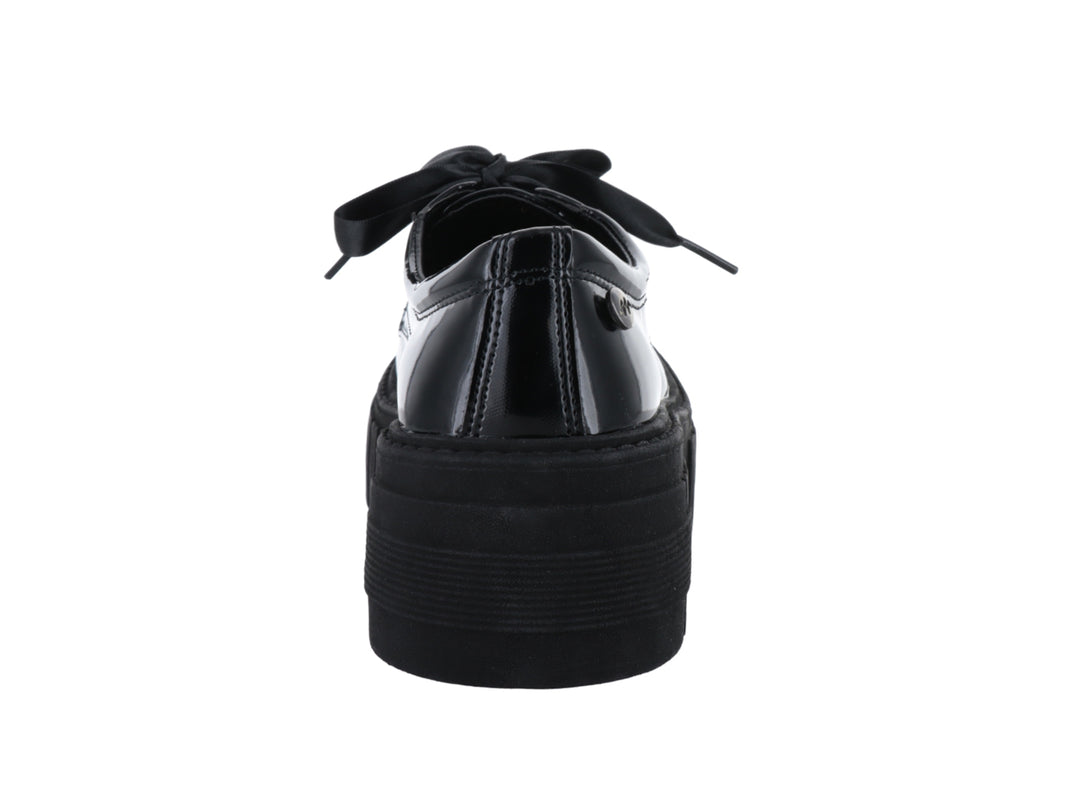 Zapato negro de charol con suela de plataforma gruesa y cordones.