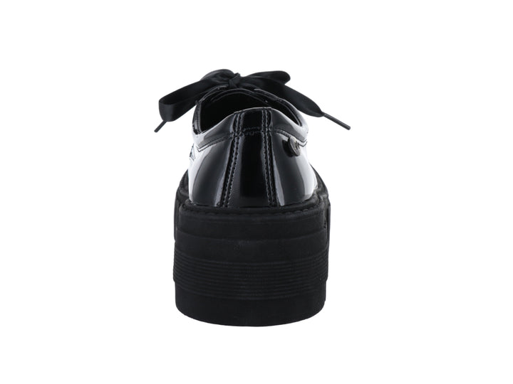Zapato negro de charol con suela de plataforma gruesa y cordones.