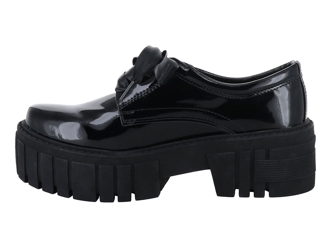 Zapato negro de charol con suela de plataforma gruesa y cordones.