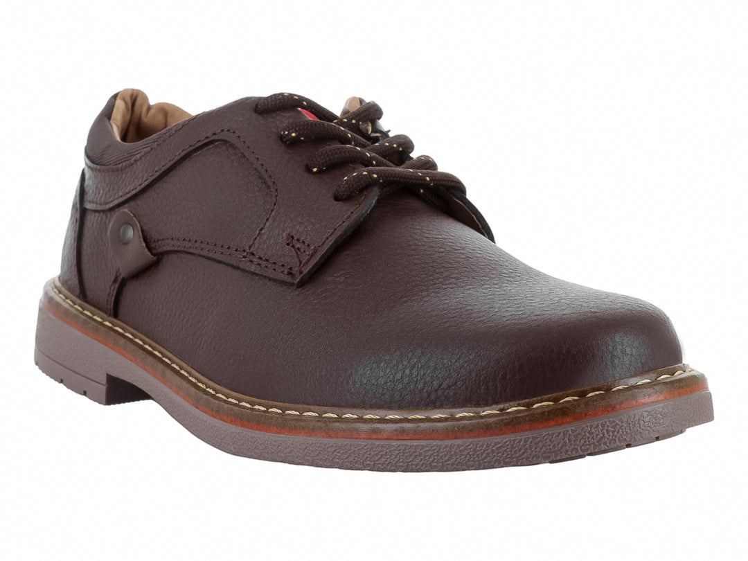Zapato infantil de color café con agujetas y suela marrón.