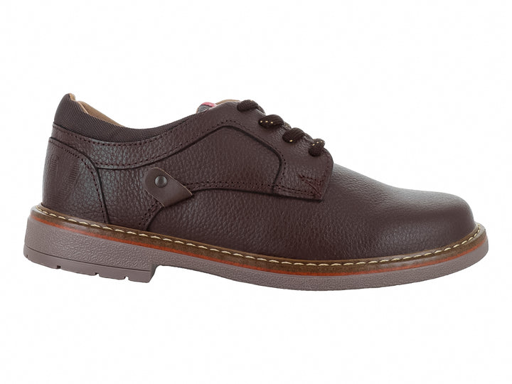 Zapato infantil de color café con agujetas y suela marrón.