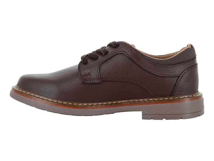 Zapato infantil de color café con agujetas y suela marrón.