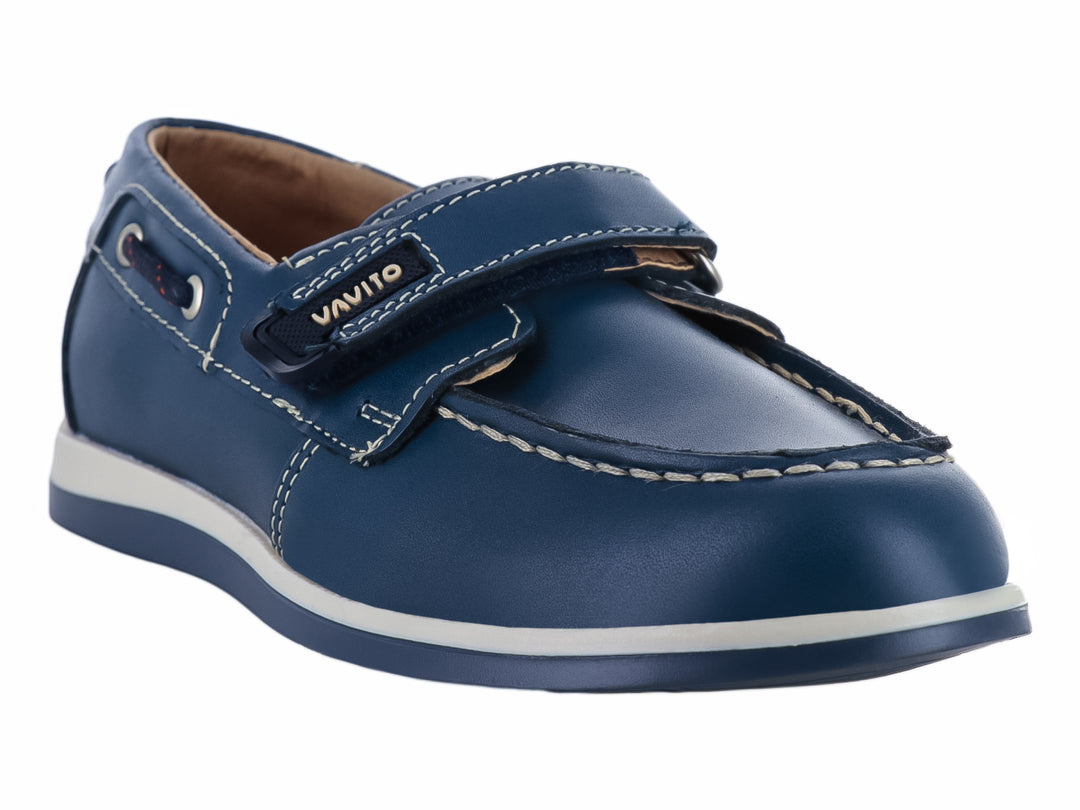 Zapato náutico infantil color azul marino con correa de velcro y suela blanca.