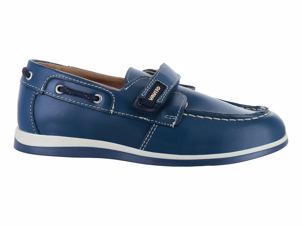 Zapato náutico infantil color azul marino con correa de velcro y suela blanca.