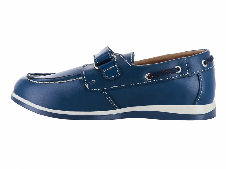 Zapato náutico infantil color azul marino con correa de velcro y suela blanca.