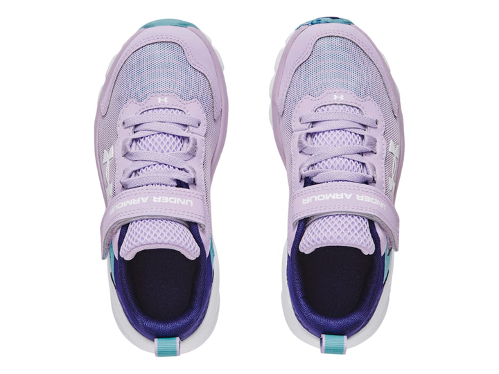 Tenis deportivos Under Armour para niña en color morado con detalles azules y suela blanca.