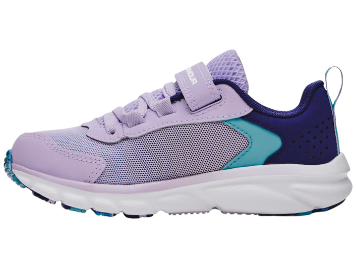 Tenis deportivos Under Armour para niña en color morado con detalles azules y suela blanca.
