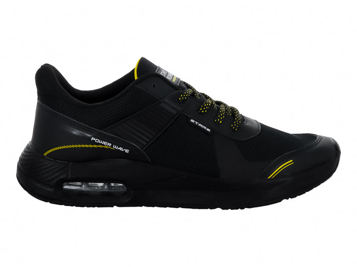 Tenis deportivos STARS color negro con detalles y cordones amarillos.