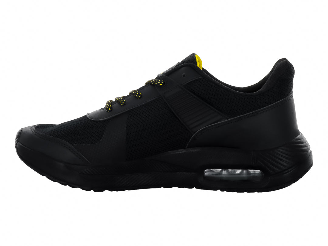 Tenis deportivos STARS color negro con detalles y cordones amarillos.