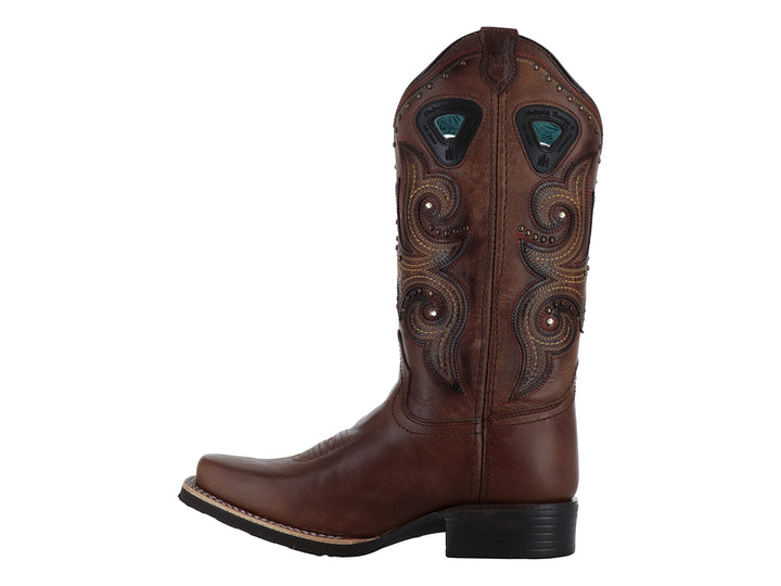 Bota vaquera para mujer de cuero color marrón con bordados decorativos y tacón cuadrado.