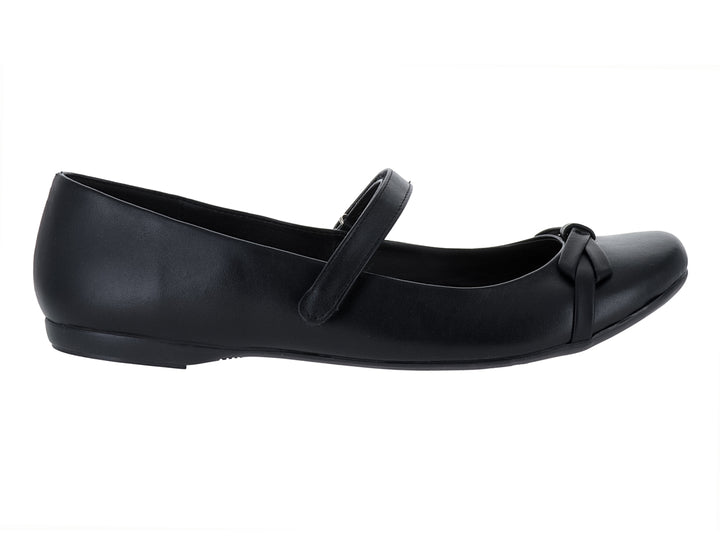 Zapato plano de piel color negro con correa y detalle de moño en la punta.