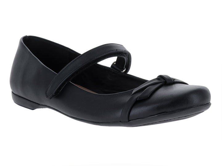 Zapato plano de piel color negro con correa y detalle de moño en la punta.