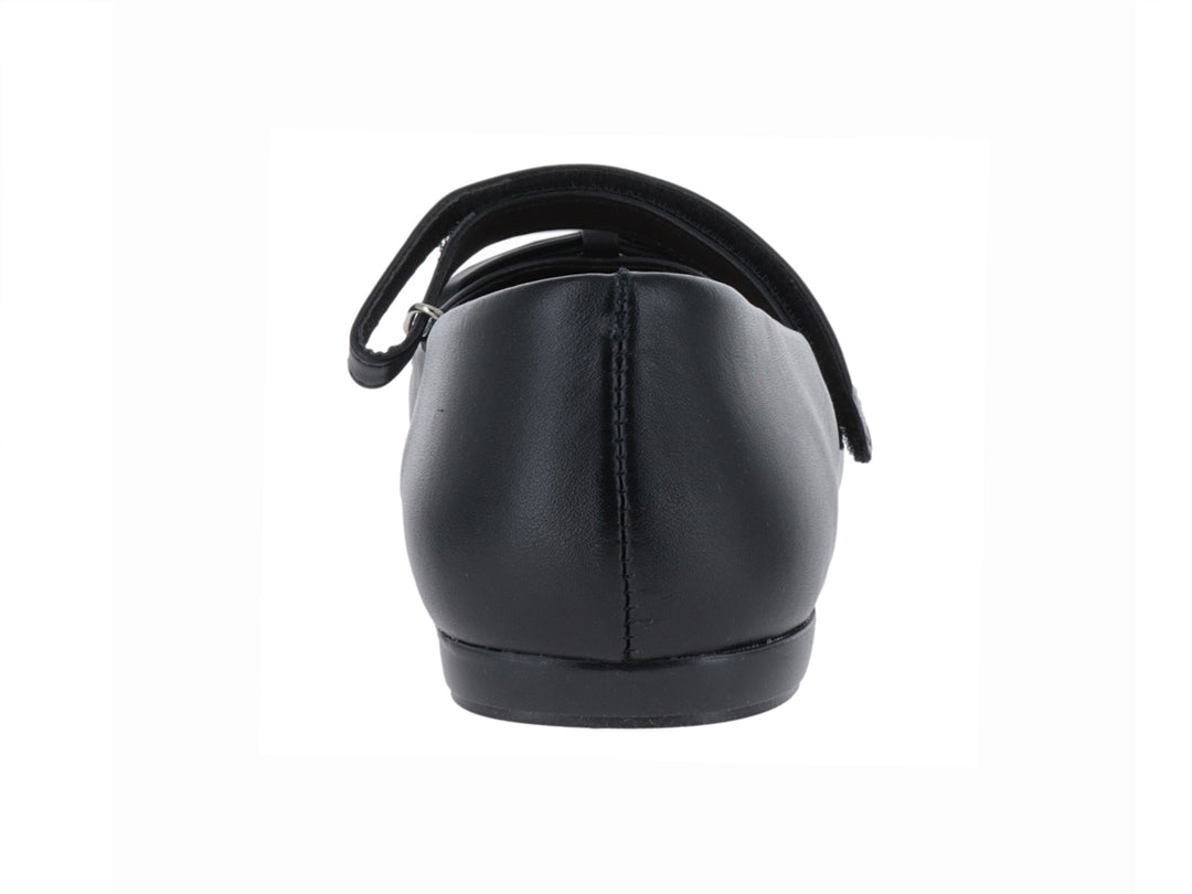 Zapato plano de piel color negro con correa y detalle de moño en la punta.