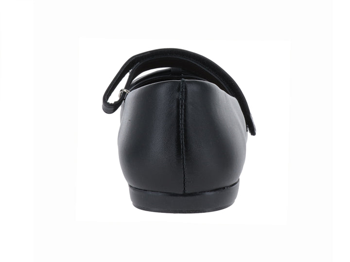 Zapato plano de piel color negro con correa y detalle de moño en la punta.