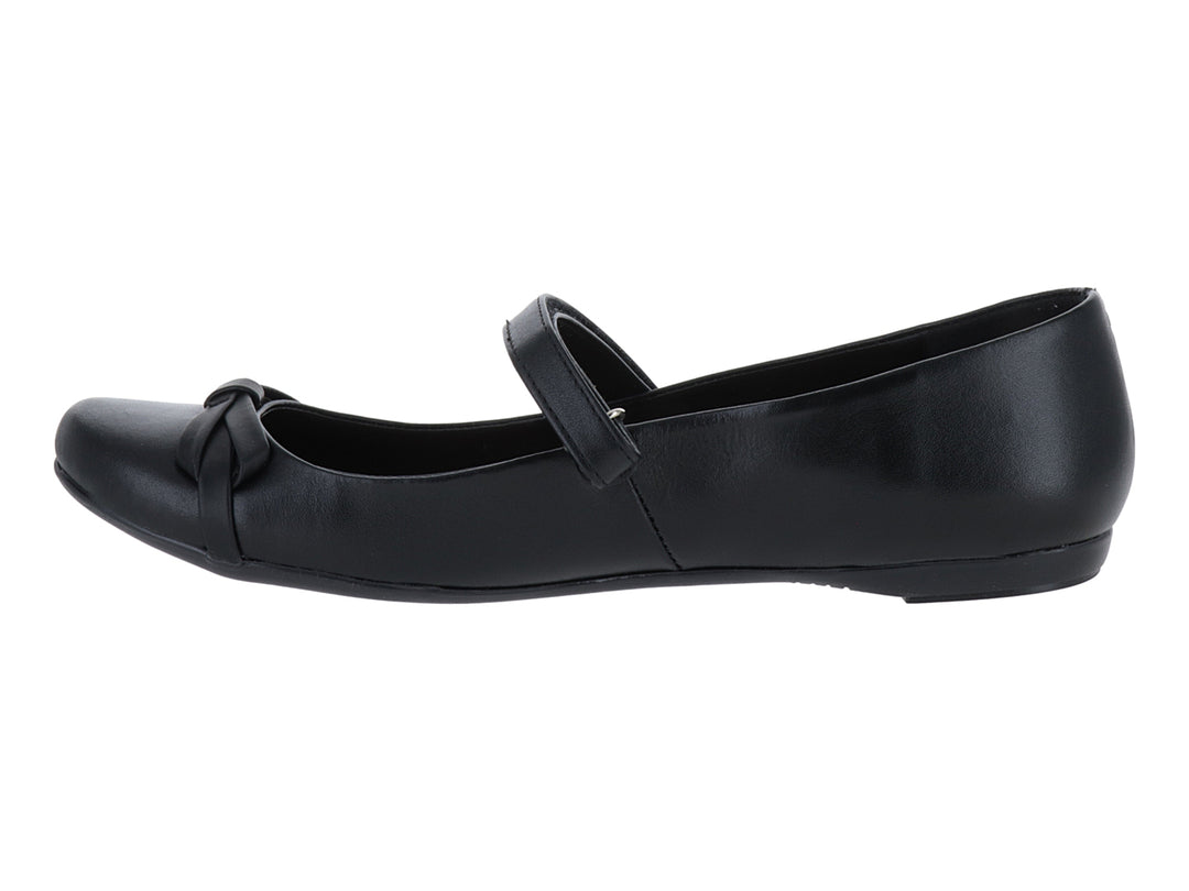Zapato plano de piel color negro con correa y detalle de moño en la punta.