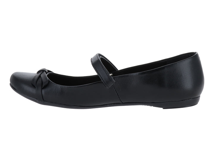 Zapato plano de piel color negro con correa y detalle de moño en la punta.