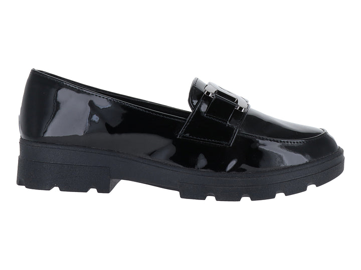Zapato mocasín de charol negro con suela track gruesa y hebilla decorativa.