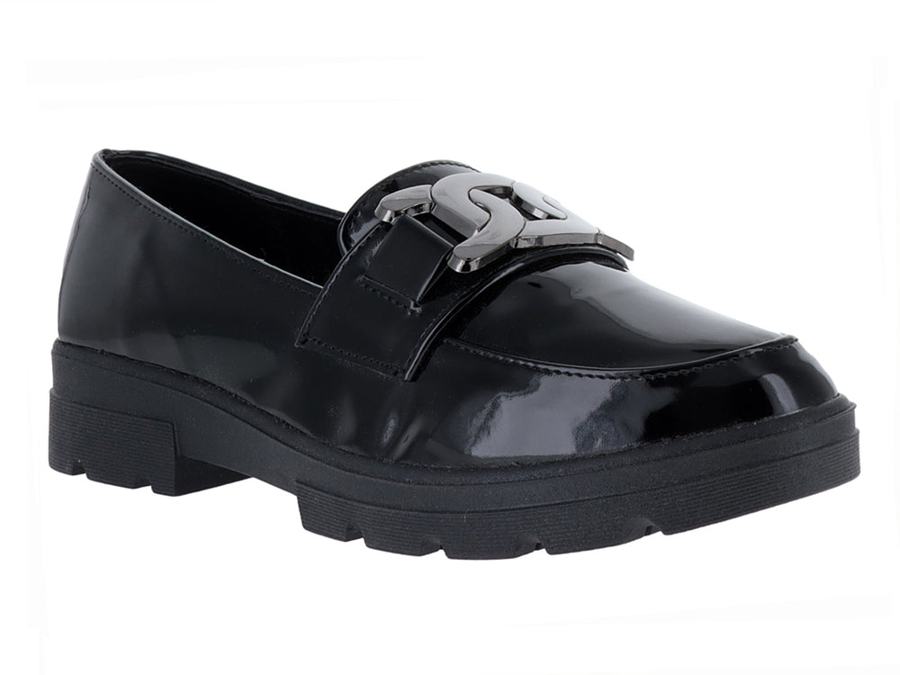 Zapato mocasín de charol negro con suela track gruesa y hebilla decorativa.
