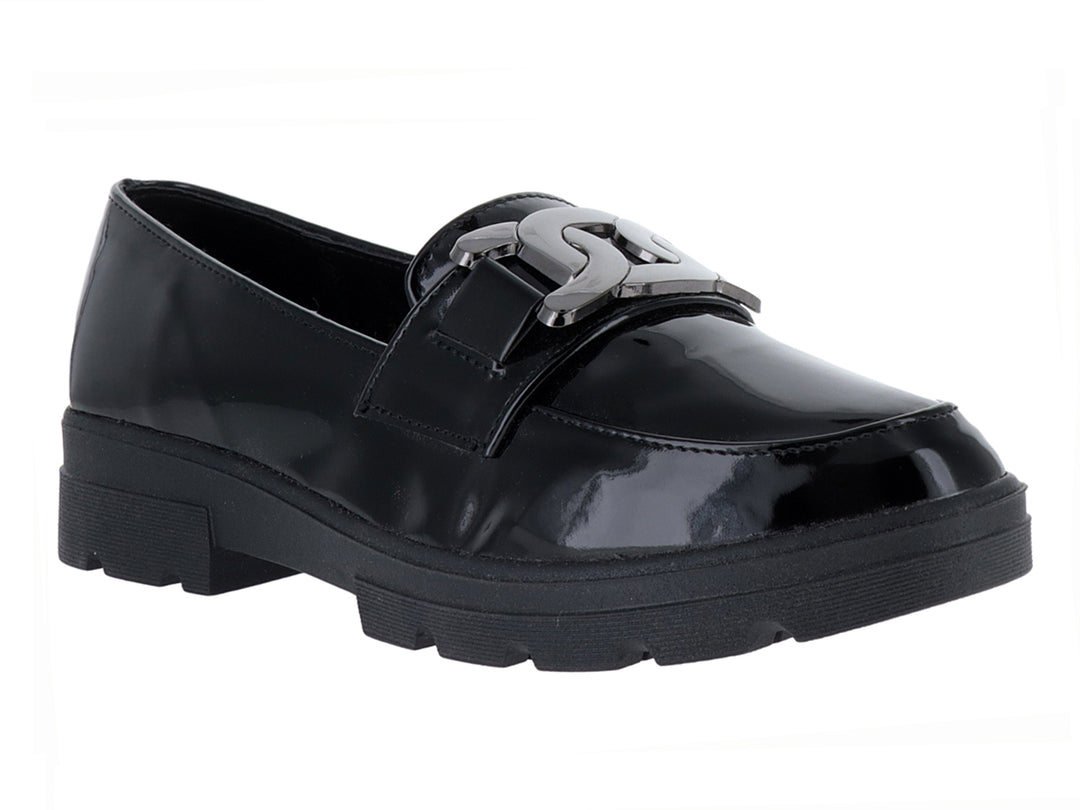 Zapato mocasín de charol negro con suela track gruesa y hebilla decorativa.