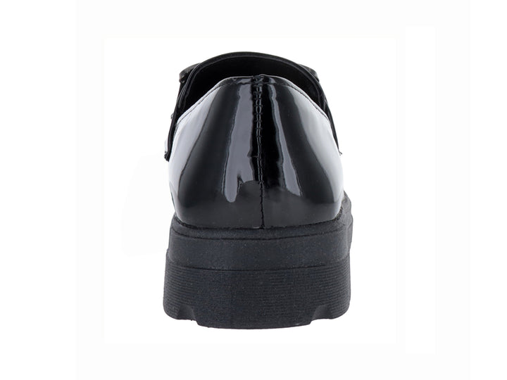Zapato mocasín de charol negro con suela track gruesa y hebilla decorativa.
