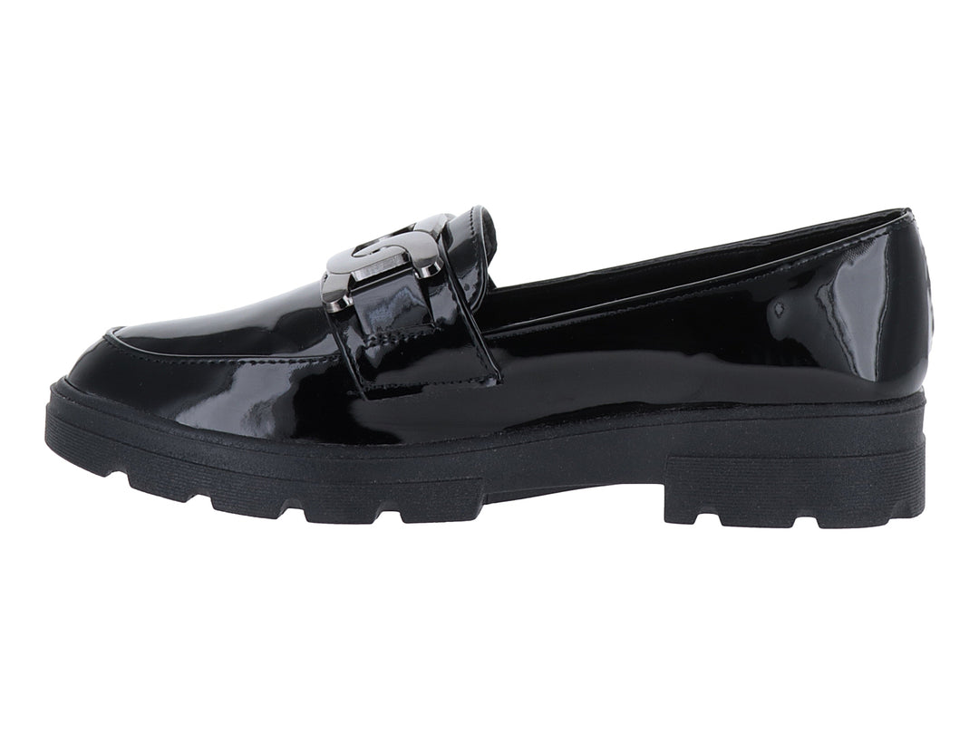 Zapato mocasín de charol negro con suela track gruesa y hebilla decorativa.