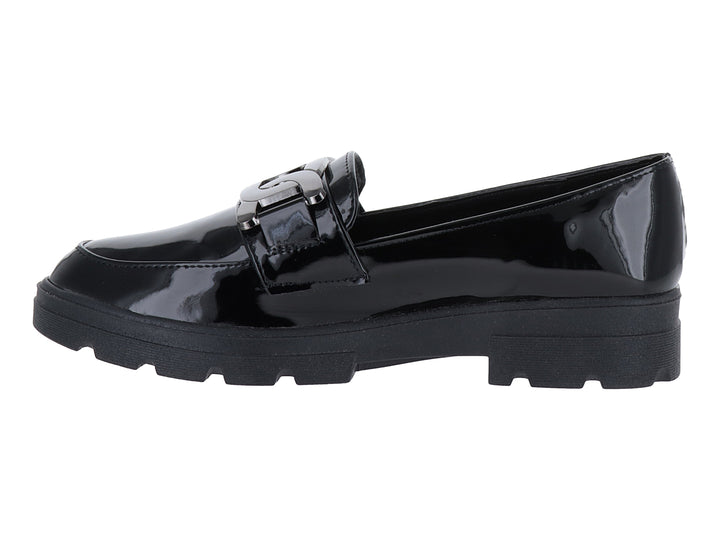 Zapato mocasín de charol negro con suela track gruesa y hebilla decorativa.