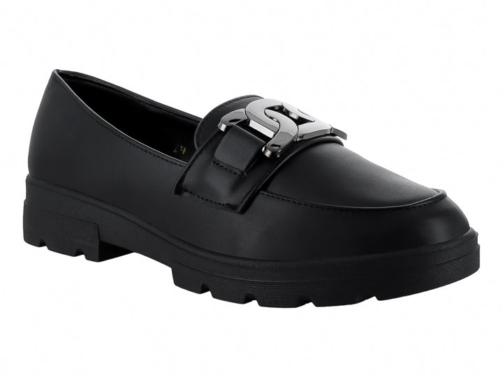 Zapato tipo mocasín color negro con hebilla plateada y suela track gruesa.