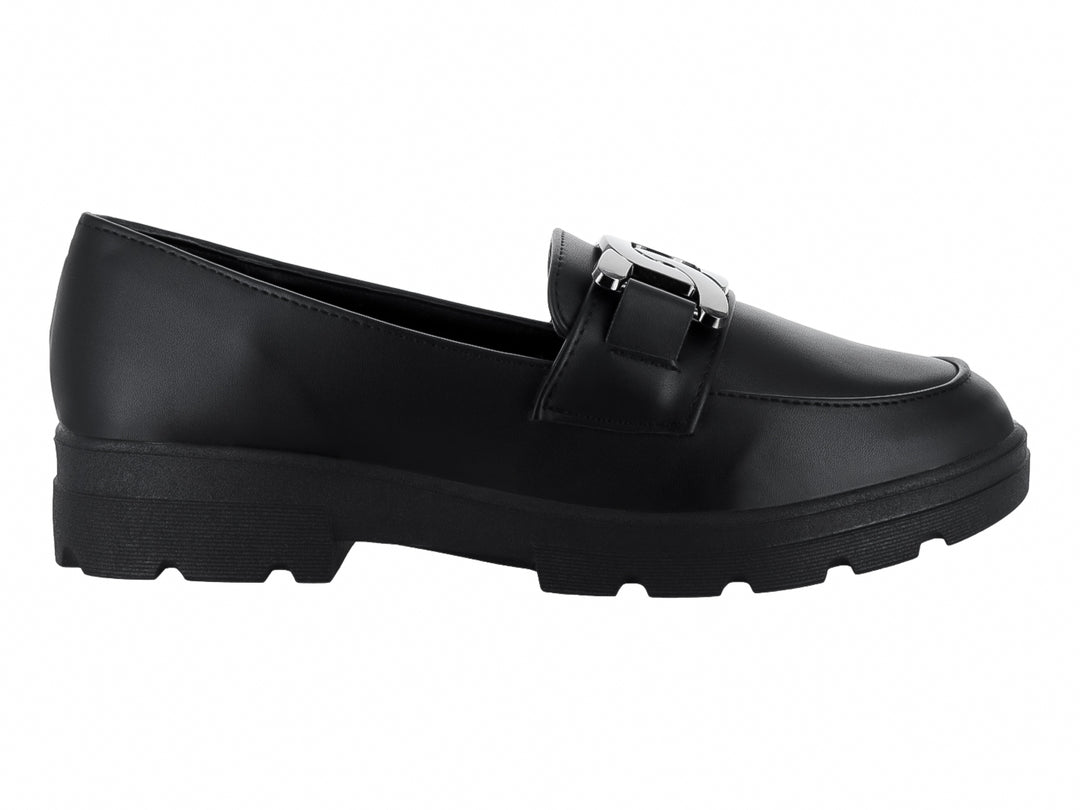 Zapato tipo mocasín color negro con hebilla plateada y suela track gruesa.