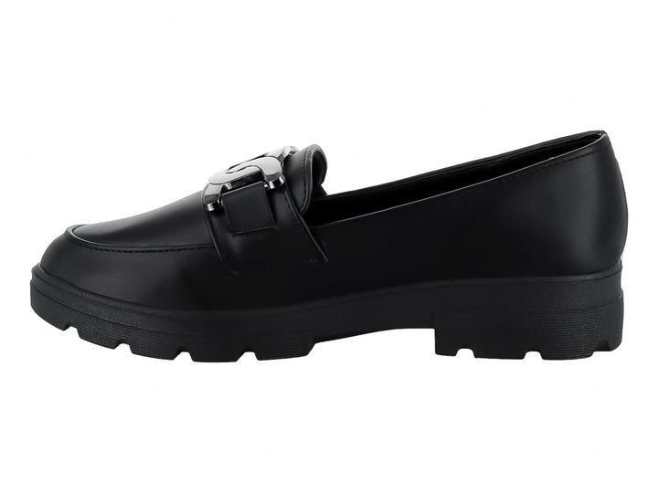 Zapato tipo mocasín color negro con hebilla plateada y suela track gruesa.