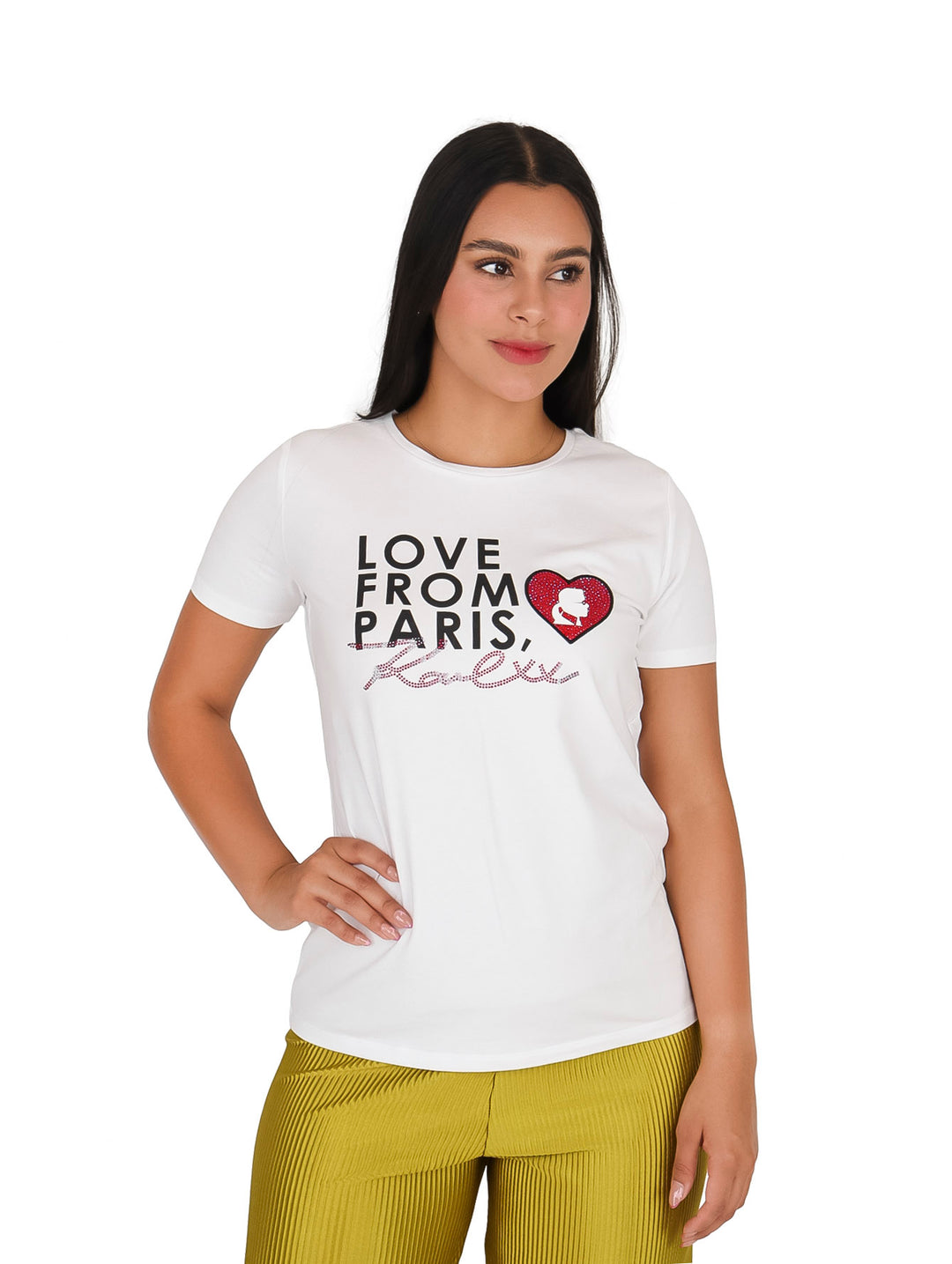 Mujer vistiendo camiseta blanca de manga corta con estampado &