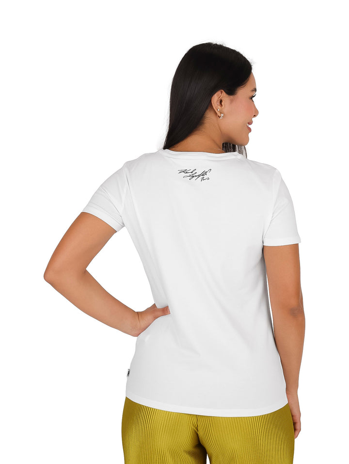 Mujer vistiendo camiseta blanca de manga corta con estampado &