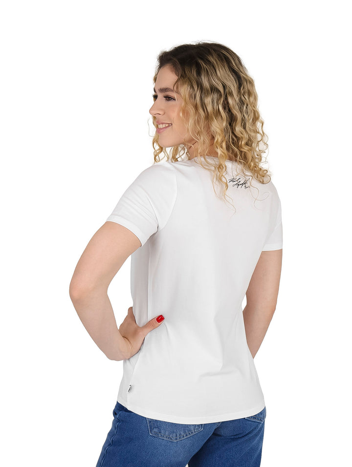 Mujer con camiseta blanca de manga corta y estampado gráfico en rojo y rosa de Karl Lagerfeld.
