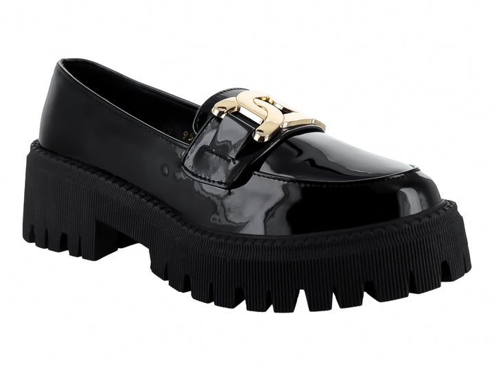 Zapato mocasín de charol negro con hebilla dorada y suela de plataforma gruesa dentada.