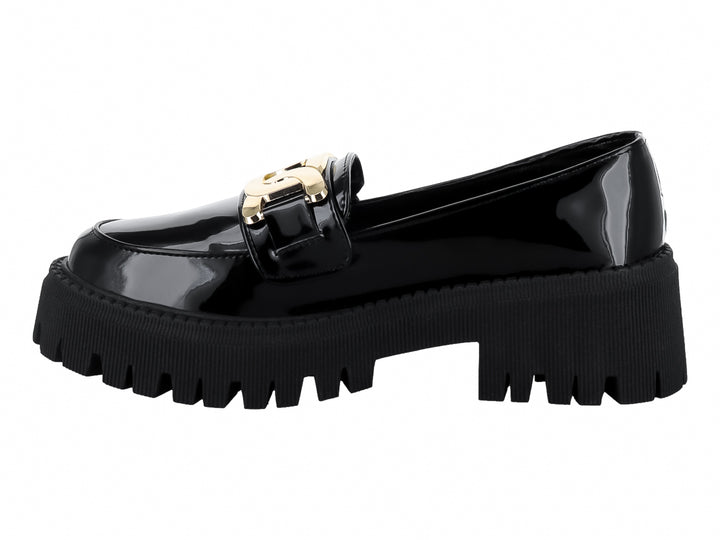 Zapato mocasín de charol negro con hebilla dorada y suela de plataforma gruesa dentada.