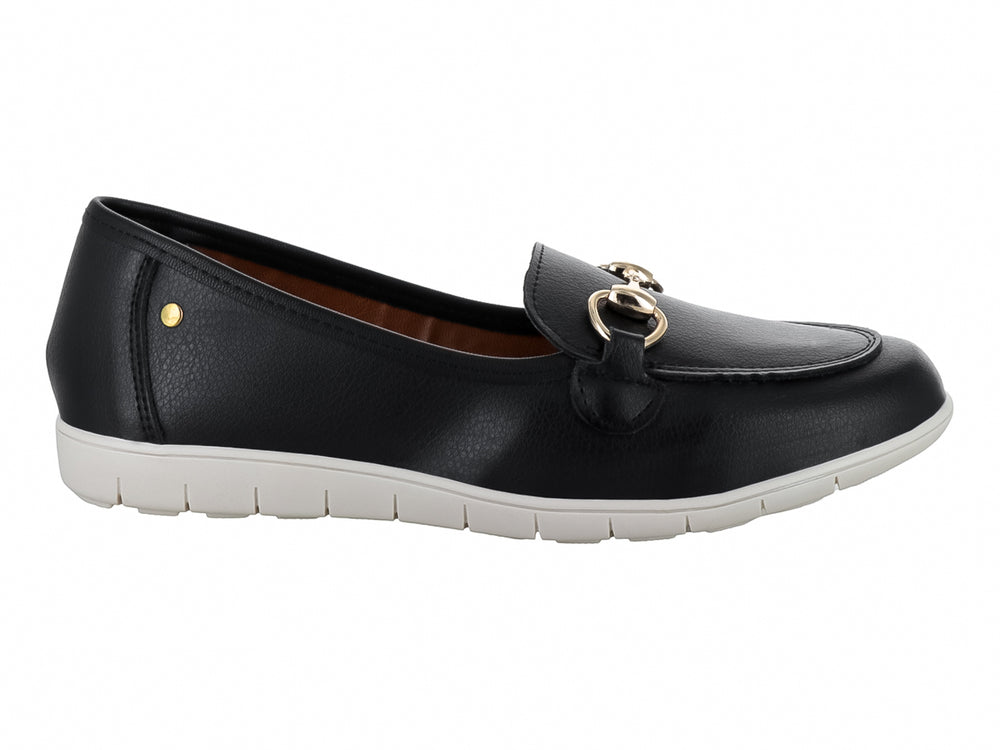 Zapato plano tipo mocasín color negro con suela blanca y detalle metálico dorado en la parte superior.
