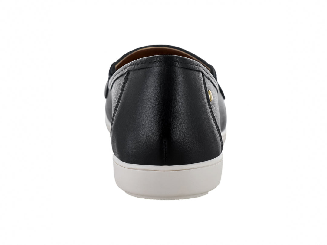 Zapato plano tipo mocasín color negro con suela blanca y detalle metálico dorado en la parte superior.
