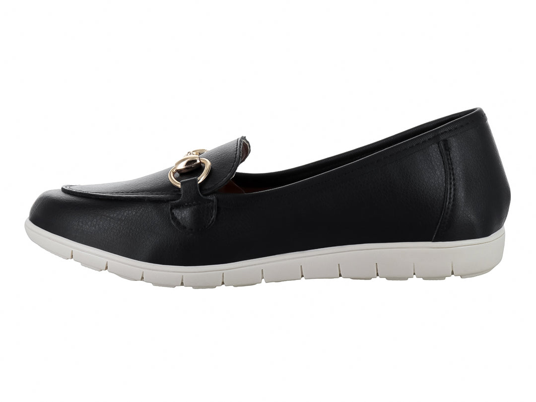 Zapato plano tipo mocasín color negro con suela blanca y detalle metálico dorado en la parte superior.
