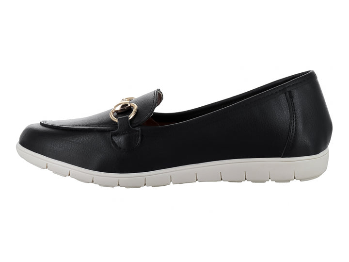 Zapato plano tipo mocasín color negro con suela blanca y detalle metálico dorado en la parte superior.