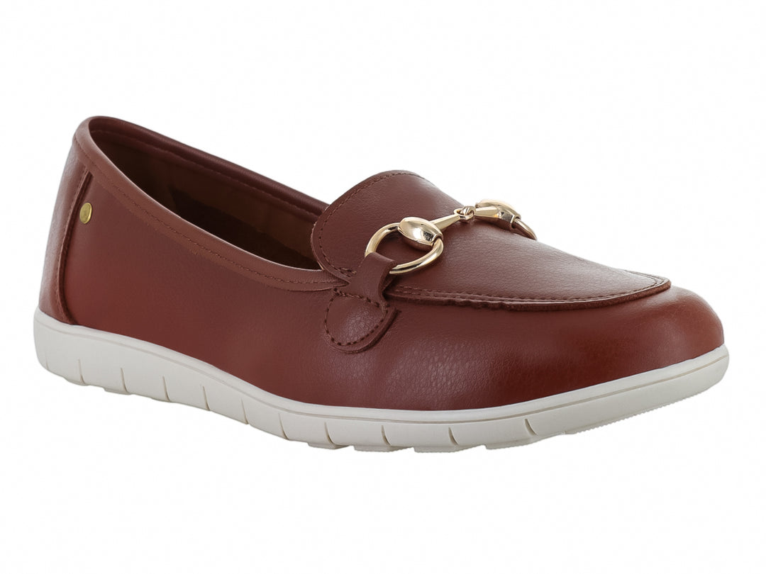Zapato plano tipo mocasín color tan con herraje dorado y suela blanca para mujer.