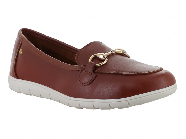 Zapato plano tipo mocasín color tan con herraje dorado y suela blanca para mujer.