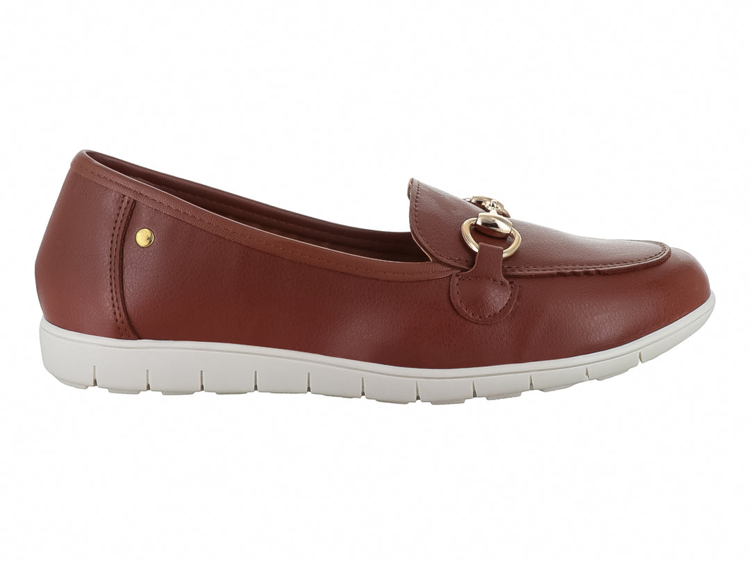 Zapato plano tipo mocasín color tan con herraje dorado y suela blanca para mujer.