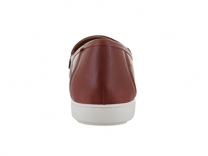 Zapato plano tipo mocasín color tan con herraje dorado y suela blanca para mujer.