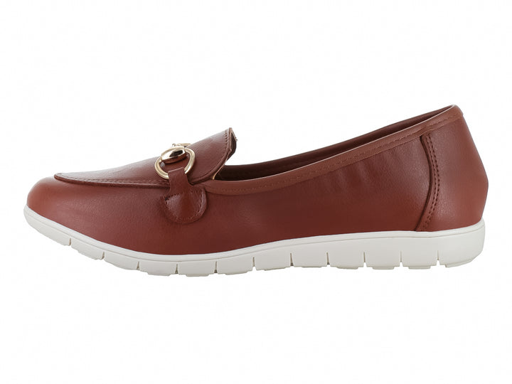 Zapato plano tipo mocasín color tan con herraje dorado y suela blanca para mujer.