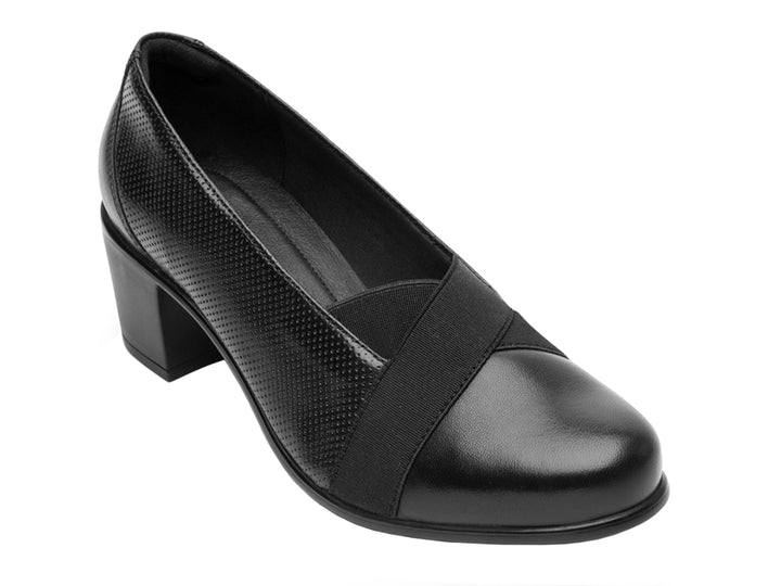 Zapato negro de tacón cuadrado para mujer con detalles texturizados y punta cerrada.