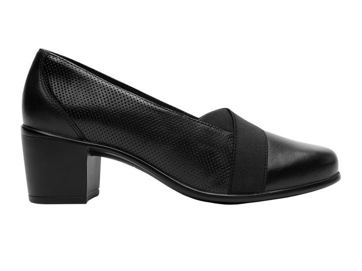 Zapato negro de tacón cuadrado para mujer con detalles texturizados y punta cerrada.