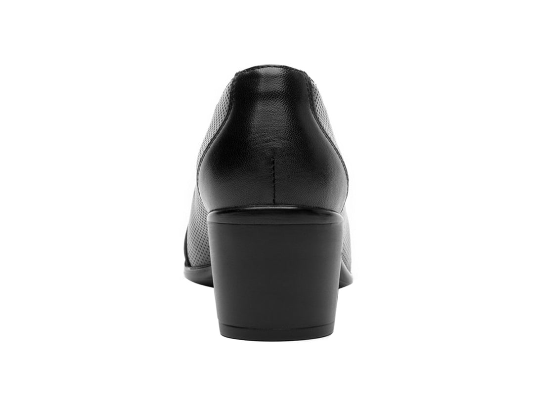 Zapato negro de tacón cuadrado para mujer con detalles texturizados y punta cerrada.