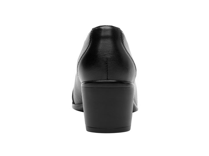 Zapato negro de tacón cuadrado para mujer con detalles texturizados y punta cerrada.
