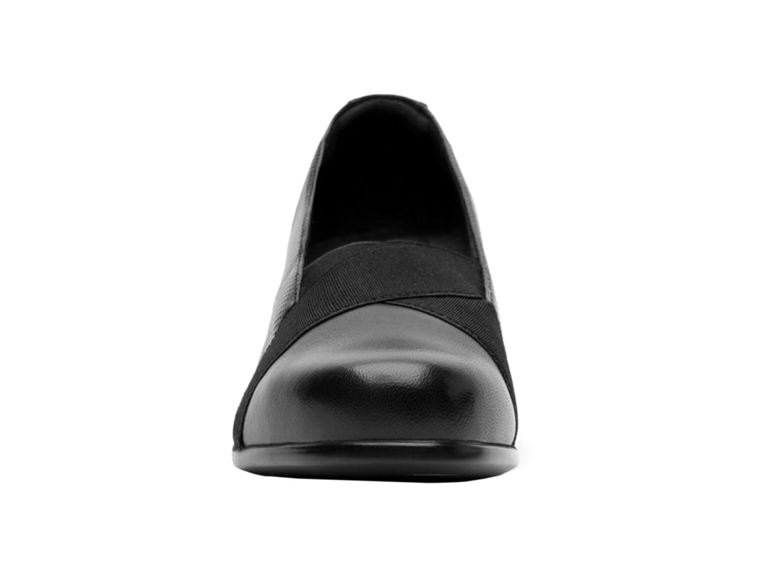 Zapato negro de tacón cuadrado para mujer con detalles texturizados y punta cerrada.