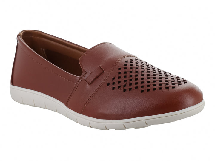 Zapato plano color tan para mujer con detalle de tejido calado en la parte superior y suela blanca.